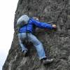 Relembrando as técnicas de escalada em rocha em um bolder na Ruby Beach, no Olympic National Park, no estado de Washington, oeste dos Estados Unidos